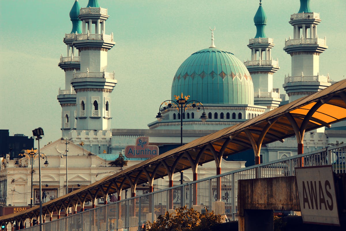 Mosquée de Malaisie avec minarets — histoire de l'Islam malaisien